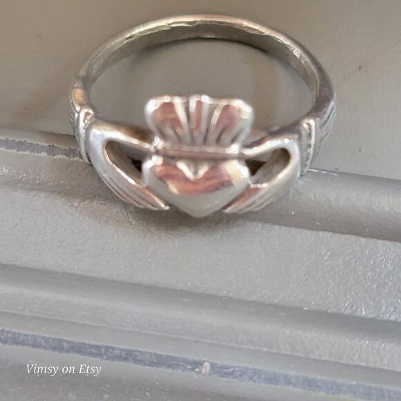Traditional Claddagh Sterling Silver Ring, Symbolic Irish Vintage Jewelry - Picture 6 of 10